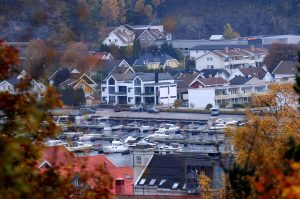 Utsikt mot mange hus i Lindesnes