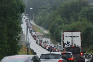Mange biler i rekker og rad.
