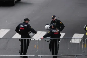 Tre politifolk holder vakt
