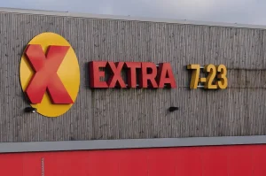 Et skilt som henger på en butikk