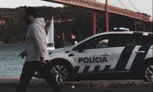 En politibil i Bolivia står parkert