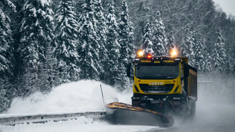 En brøytebil som ploger bort snøen.