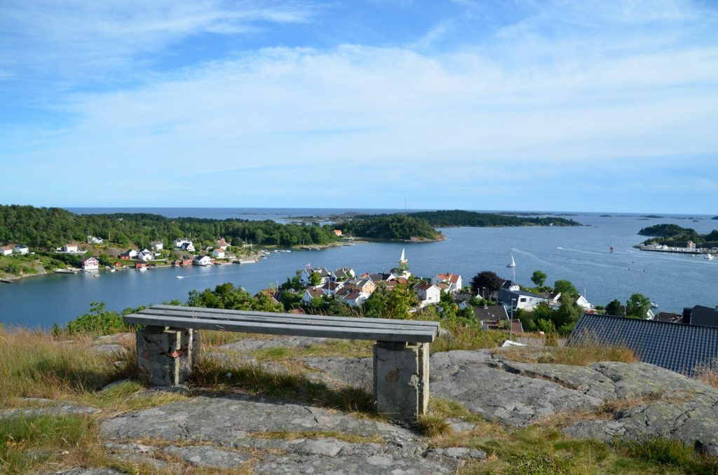 Utsikt over Grimstad. En benk som et objekt