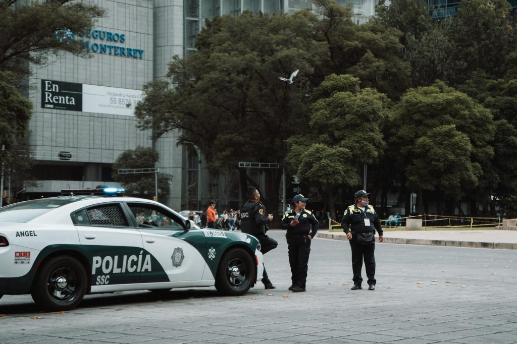 Politi i Mexcico som patruljerer