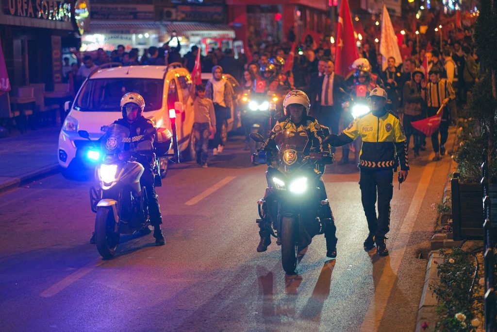 Flere politi patruljere på motorsykkel i en tyrkisk landsby. Tyrkia politi