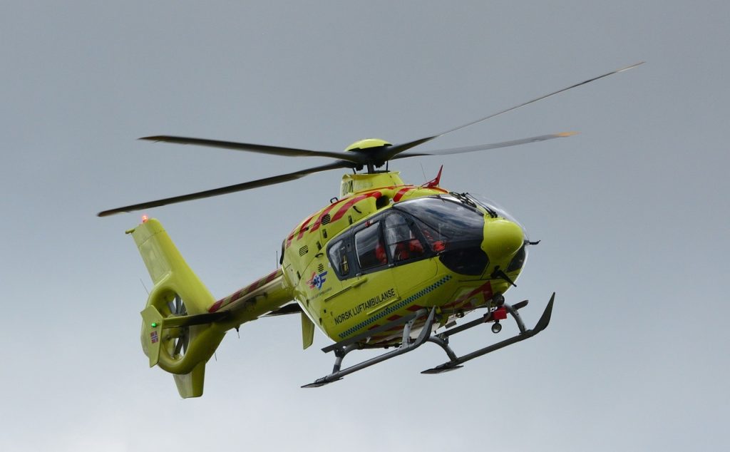 Et helikopter som flyr over Norge