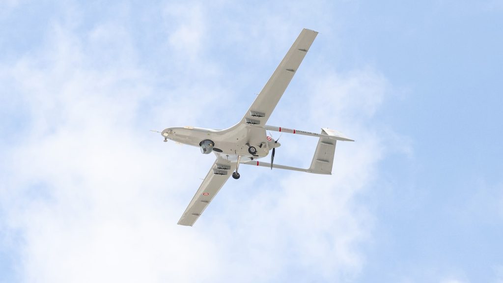 En militær drone som flyr over himmelen