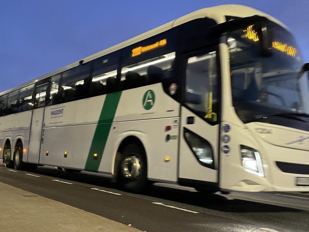 En buss som kjører i Arendal