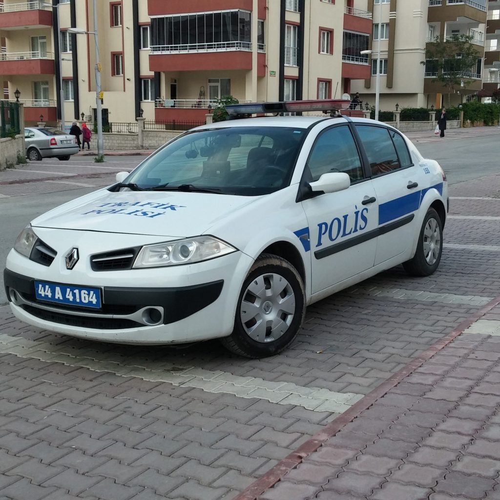 En politi i Tyrkia står parkert i en landsby