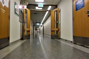 En dør inne ved syekehuset