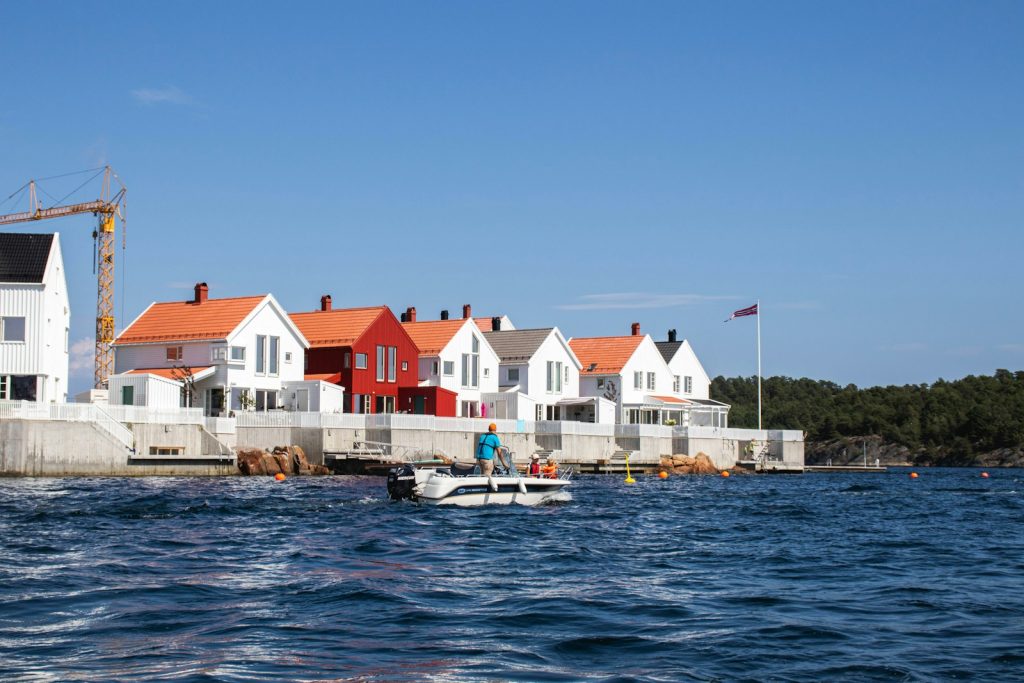 Hvite sommerhus på Sørlandet