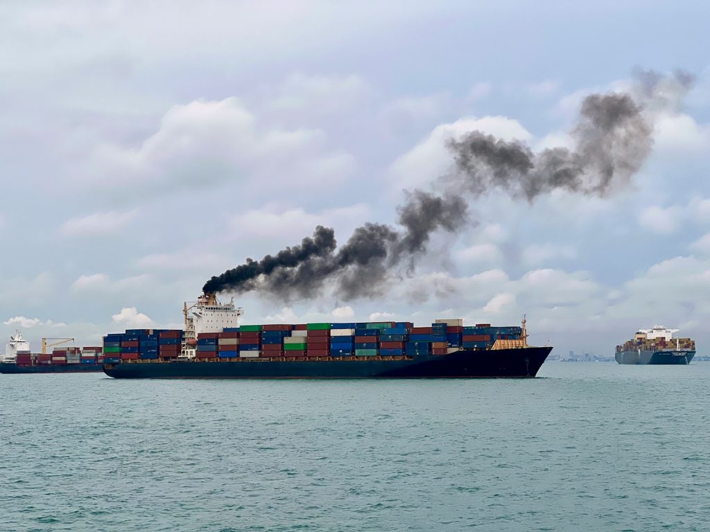 Et stort kontainerskip ute i havet