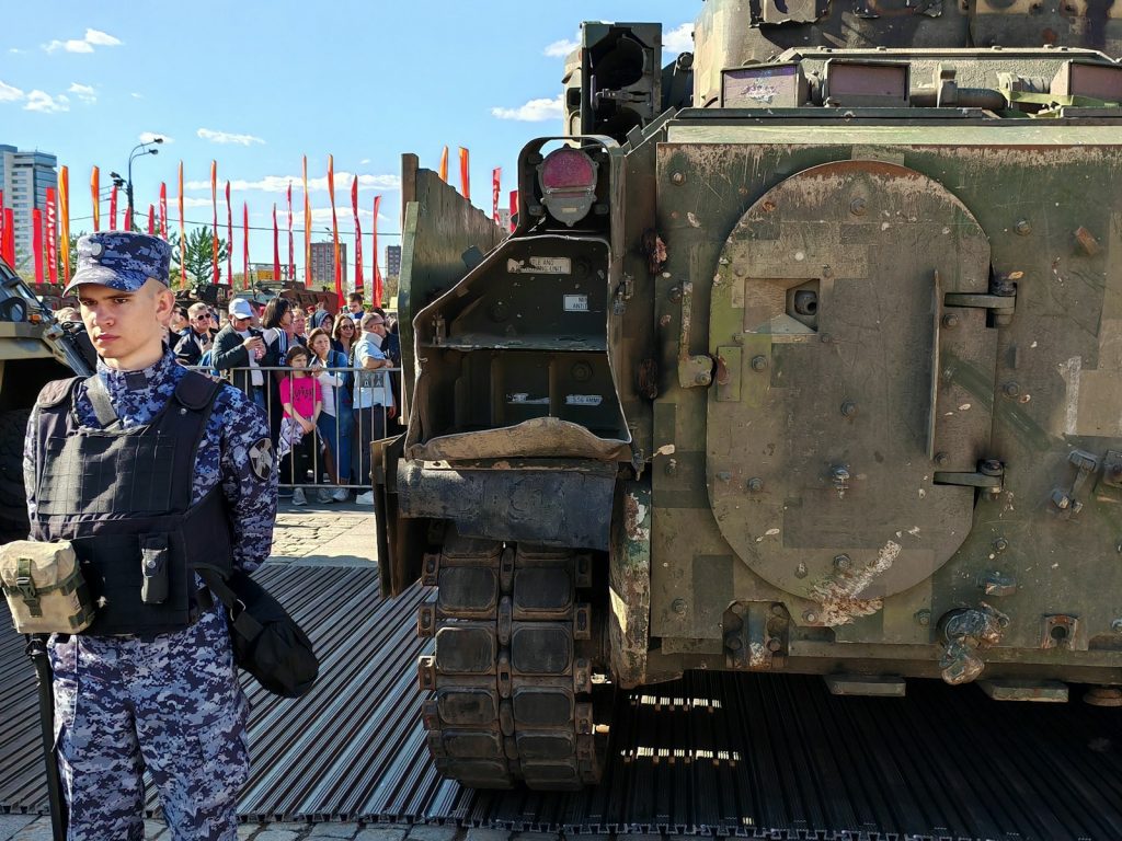En kvinne står i en militær uniform