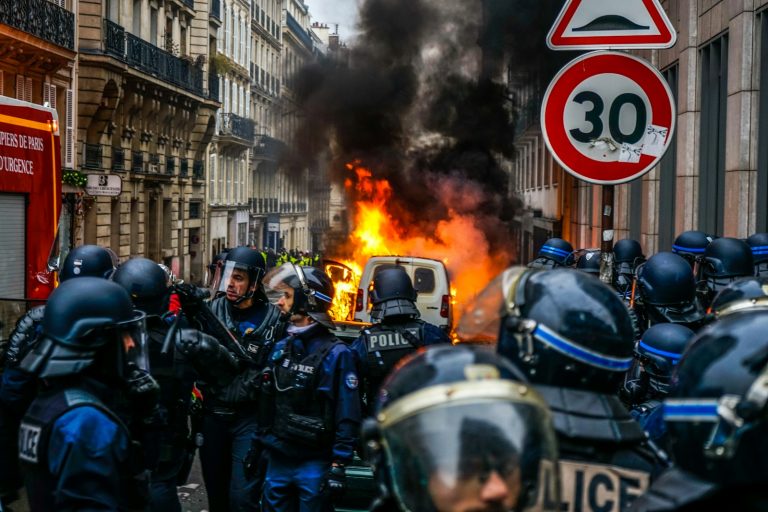 Store demonstrasjoner i Paris i Frankrike. Mange sinte folk.