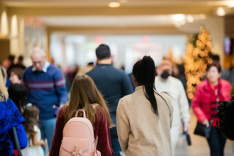 mange folk som er på juleshopping i butikkene