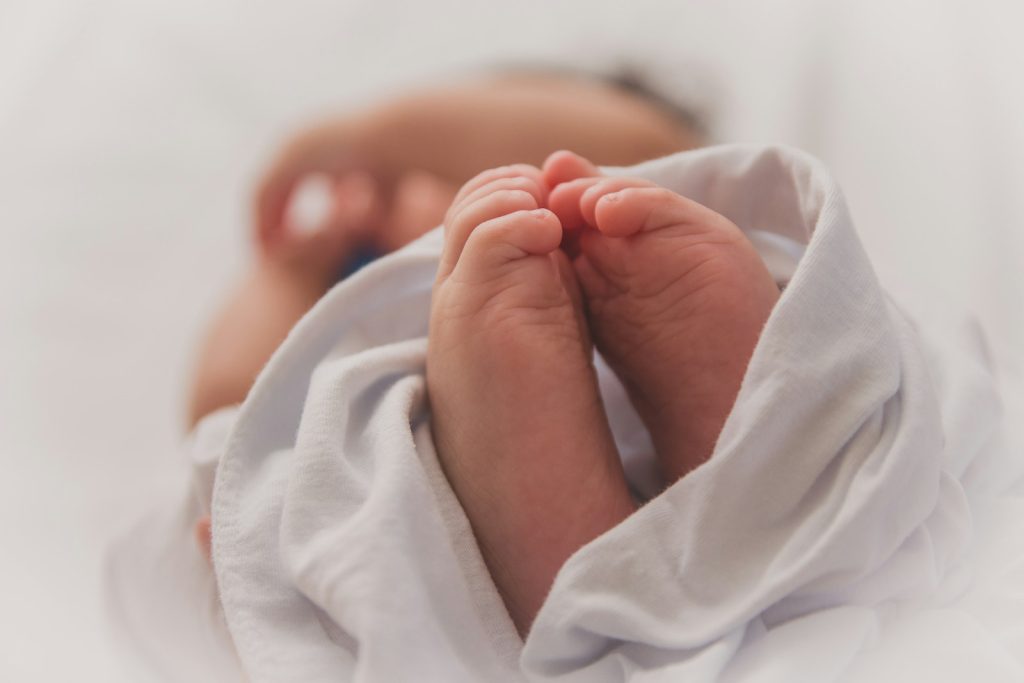 Baby som er nyfødt. Fødsel