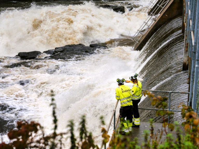 Ansatte ved Å Energi ser mot fossen