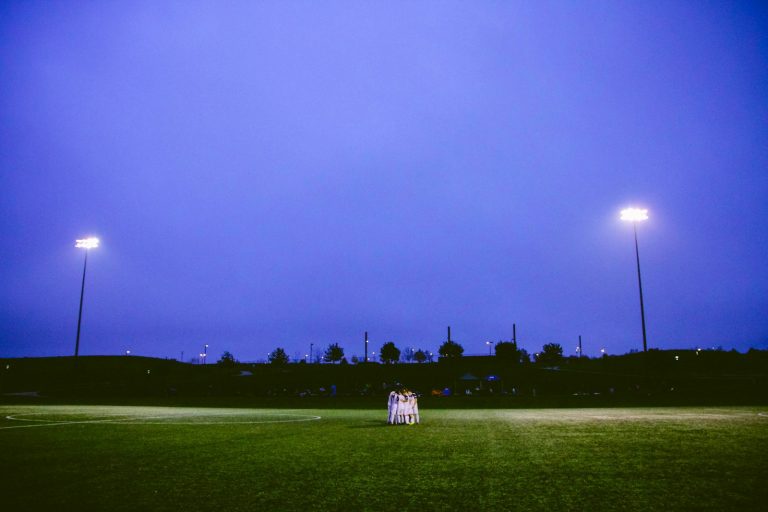 Lys som skinner over banen