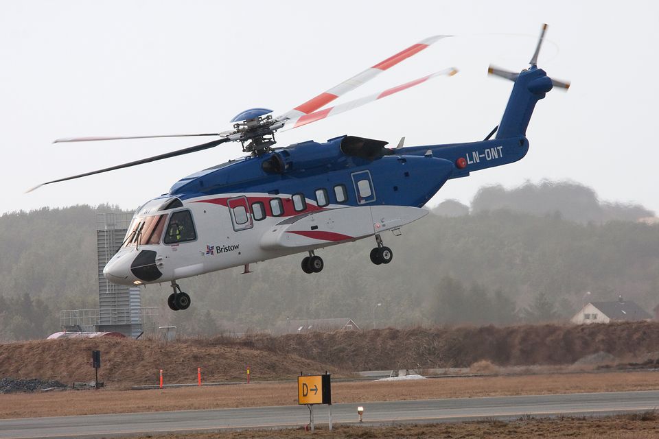 Helikopter som letter fra bakken