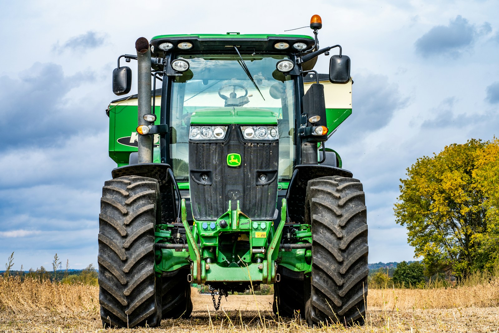 Grønn og svart traktor