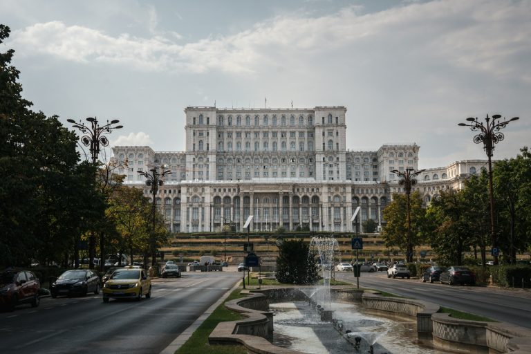 Stor bygning i București i Romania.