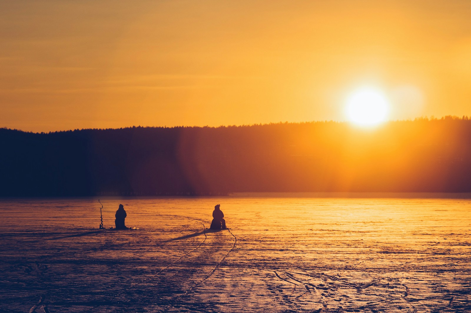 To personer ved solnedgang i en vinterstid