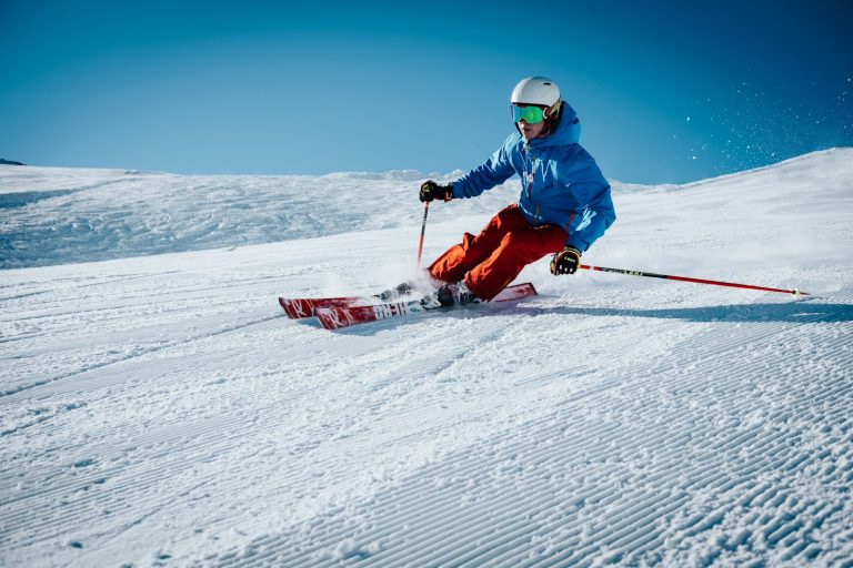 Mann står på ski