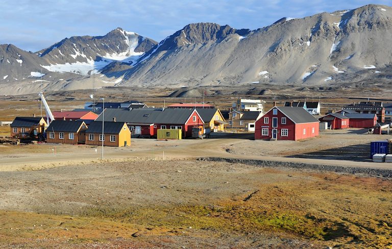 Flere hus i ulike farger på Svalbard