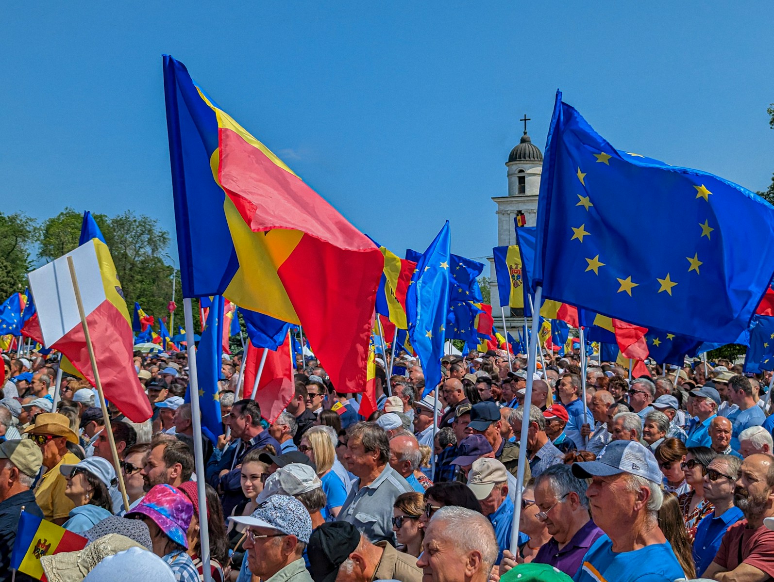 En stor folkemengde i Romanias hovedstad