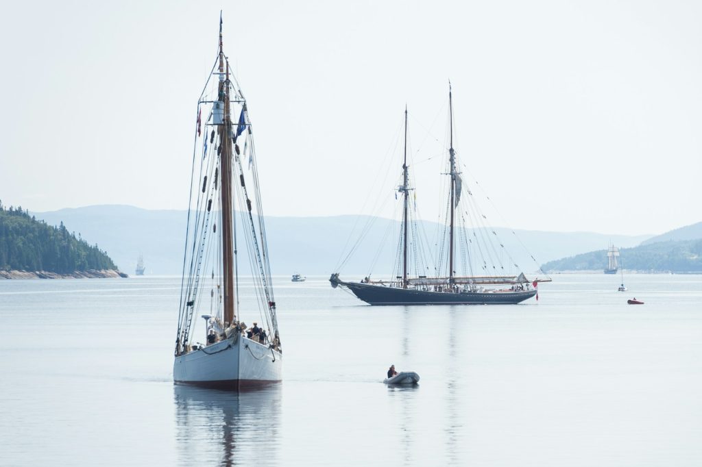 Gamle seilebåter i en fjord