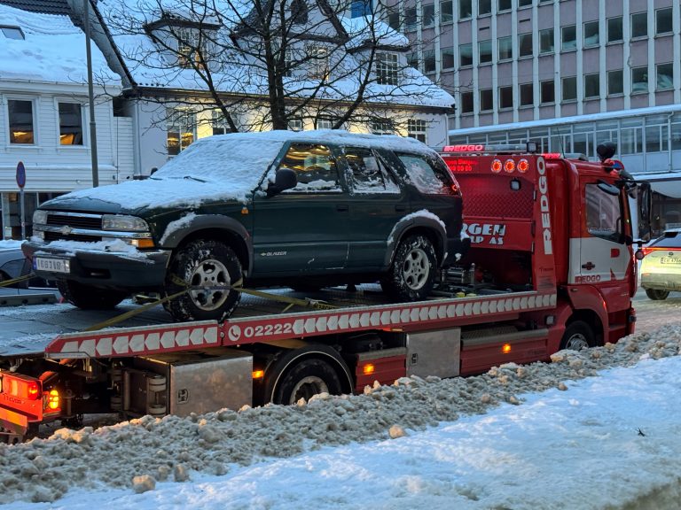 En bil som blir berget av en annen bil