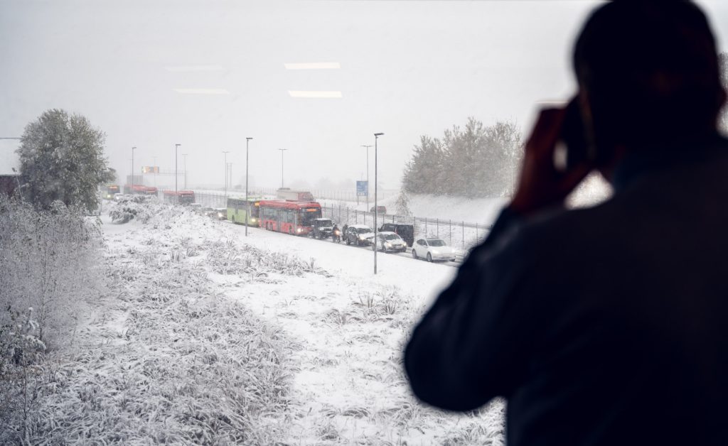 Masse snø og en mann ser på kaoset