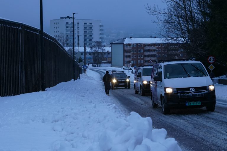 Flere biler står i uværet