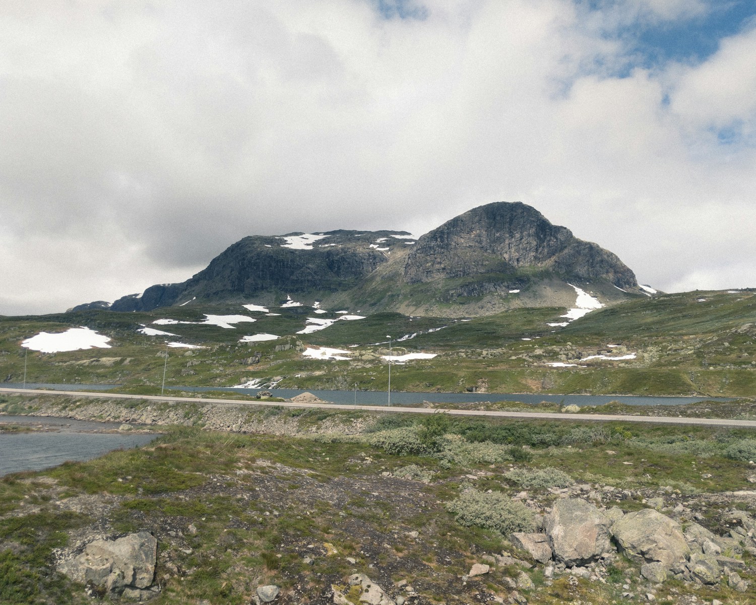 Grønn gass og snøflekker som er hvite