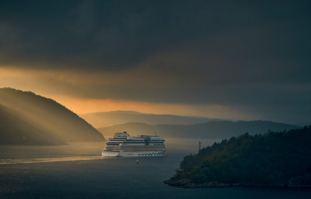 En båt med flere turister inne i fjorden