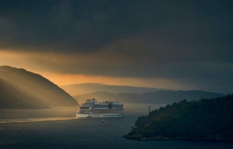 En båt med flere turister inne i fjorden