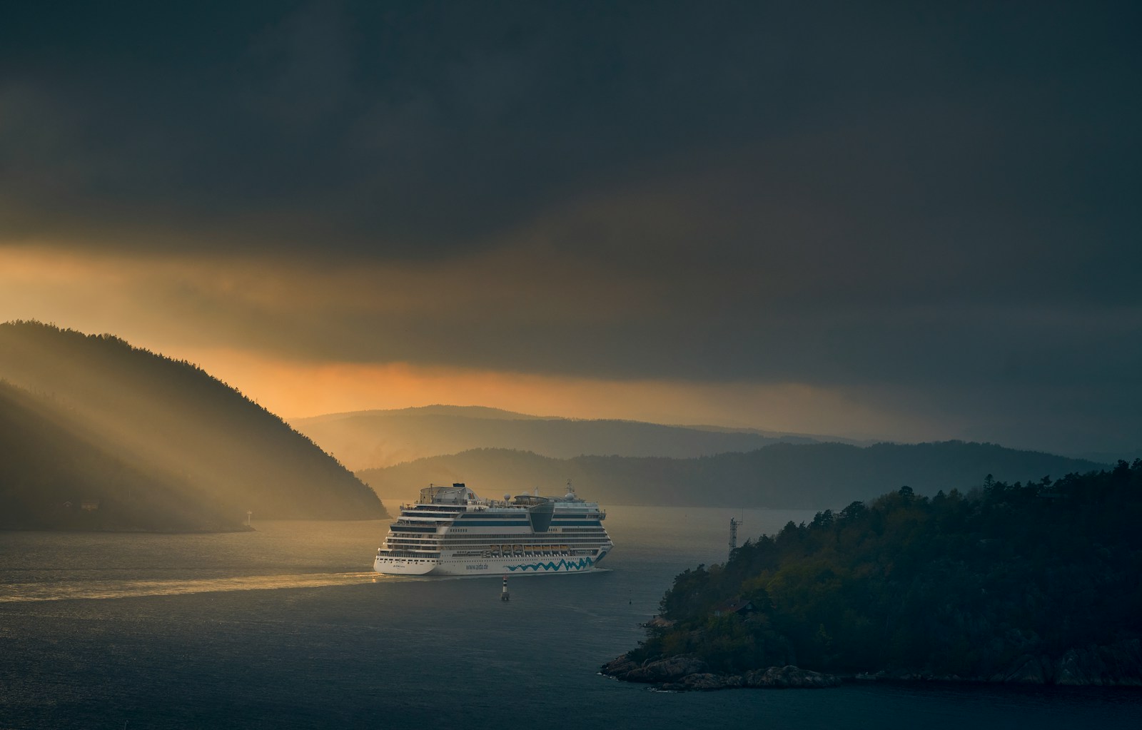 En båt med flere turister inne i fjorden