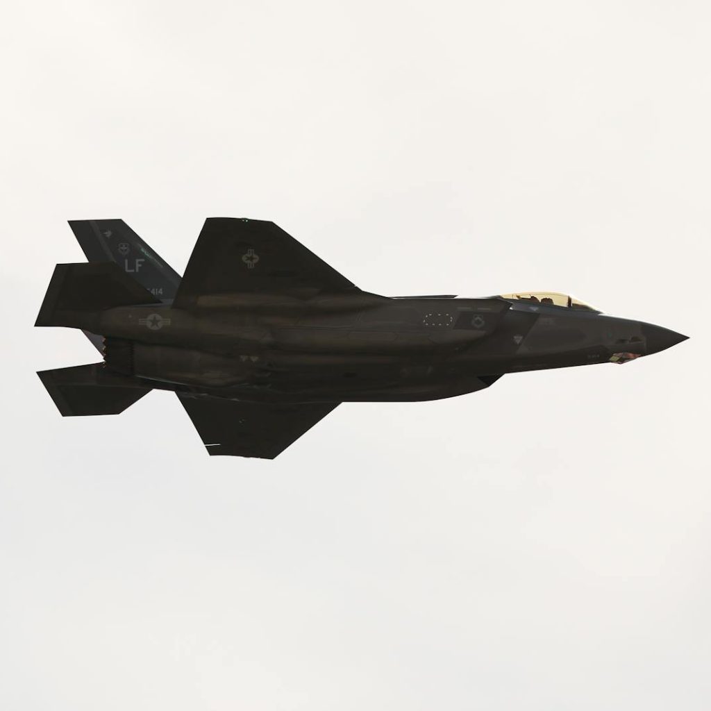 En F-35 fly som flyr over himmelen