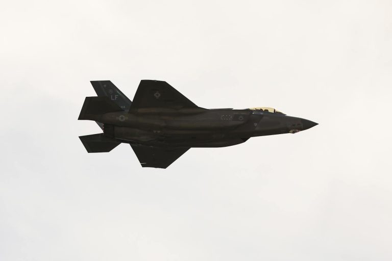 En F-35 fly som flyr over himmelen