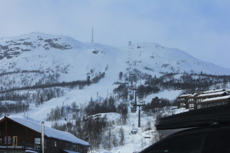 En hvit snø som ligger på fjellet