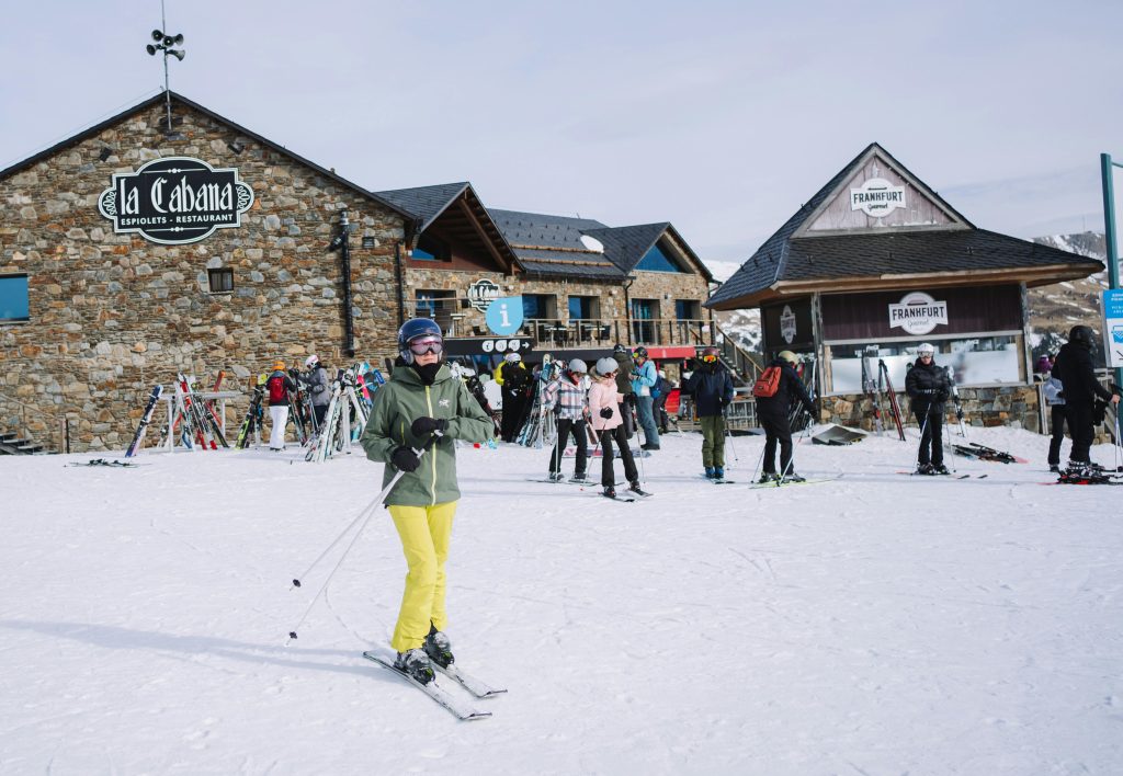 Flere folk står på skibakken