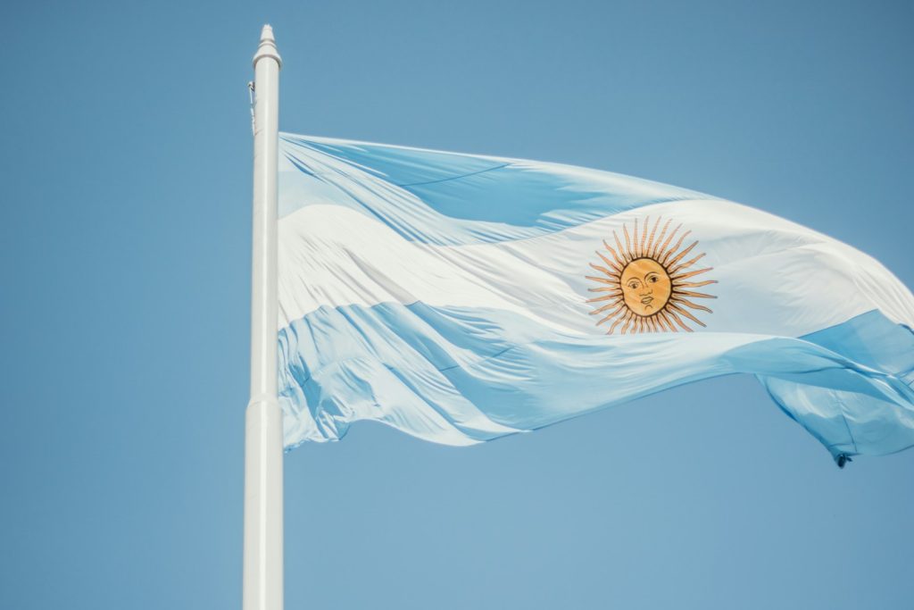 Argentina med blå og hvitt flagg