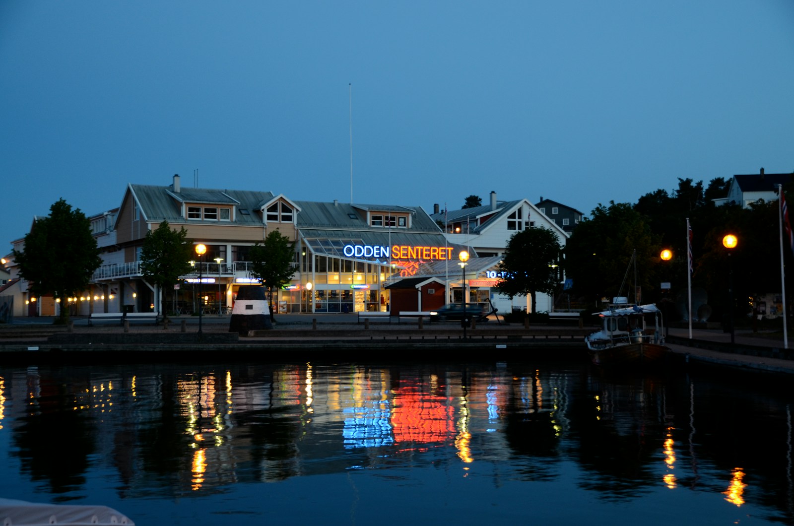 En mørk kveld over havna i Grimstad