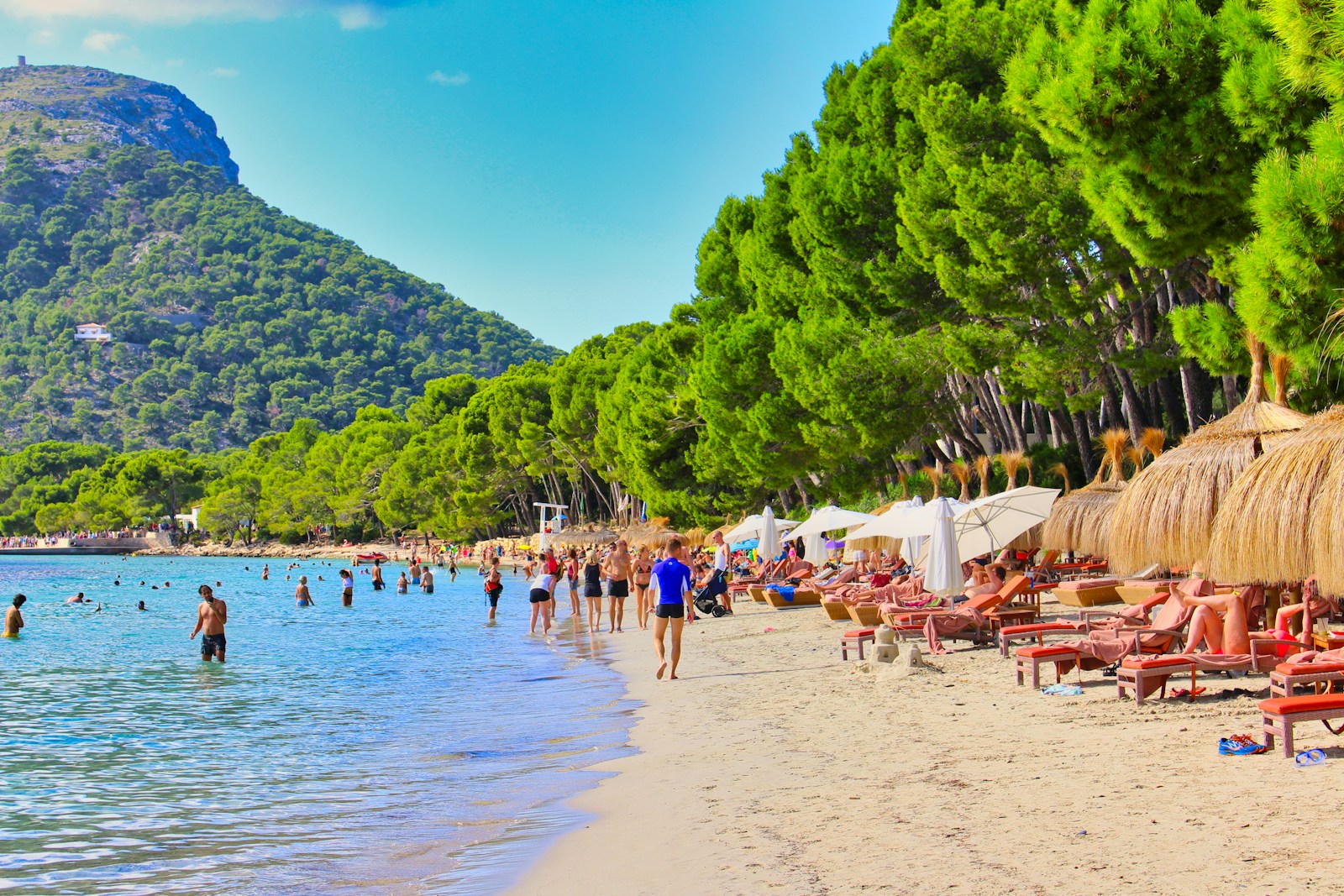 Folk som er på en strand