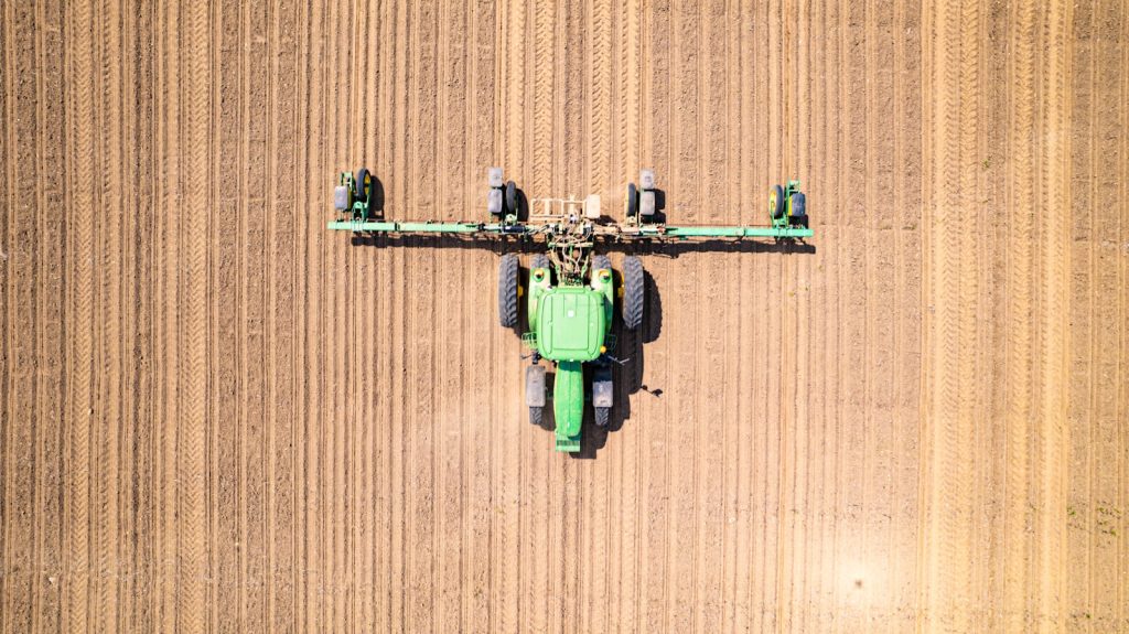 En grønn og svart traktor