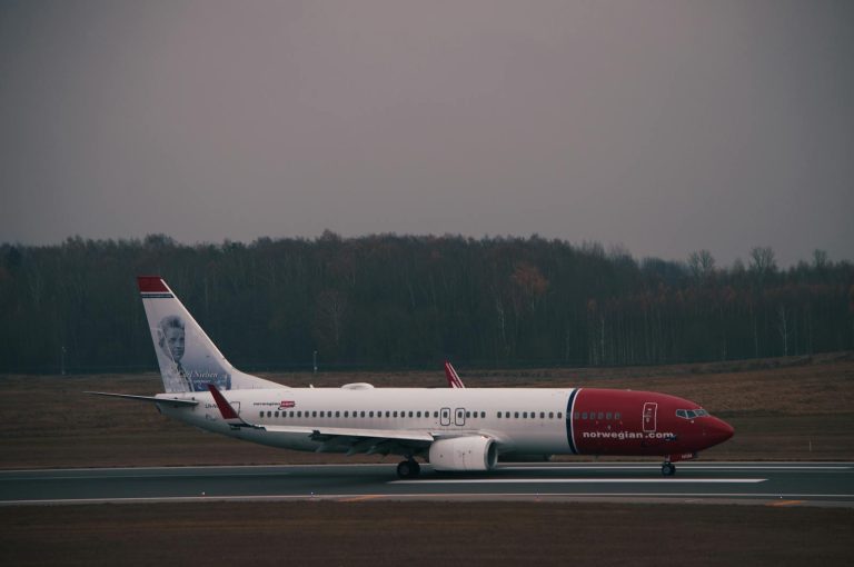 Et fly fra Norwegian lander på et flyplass i Vilnius