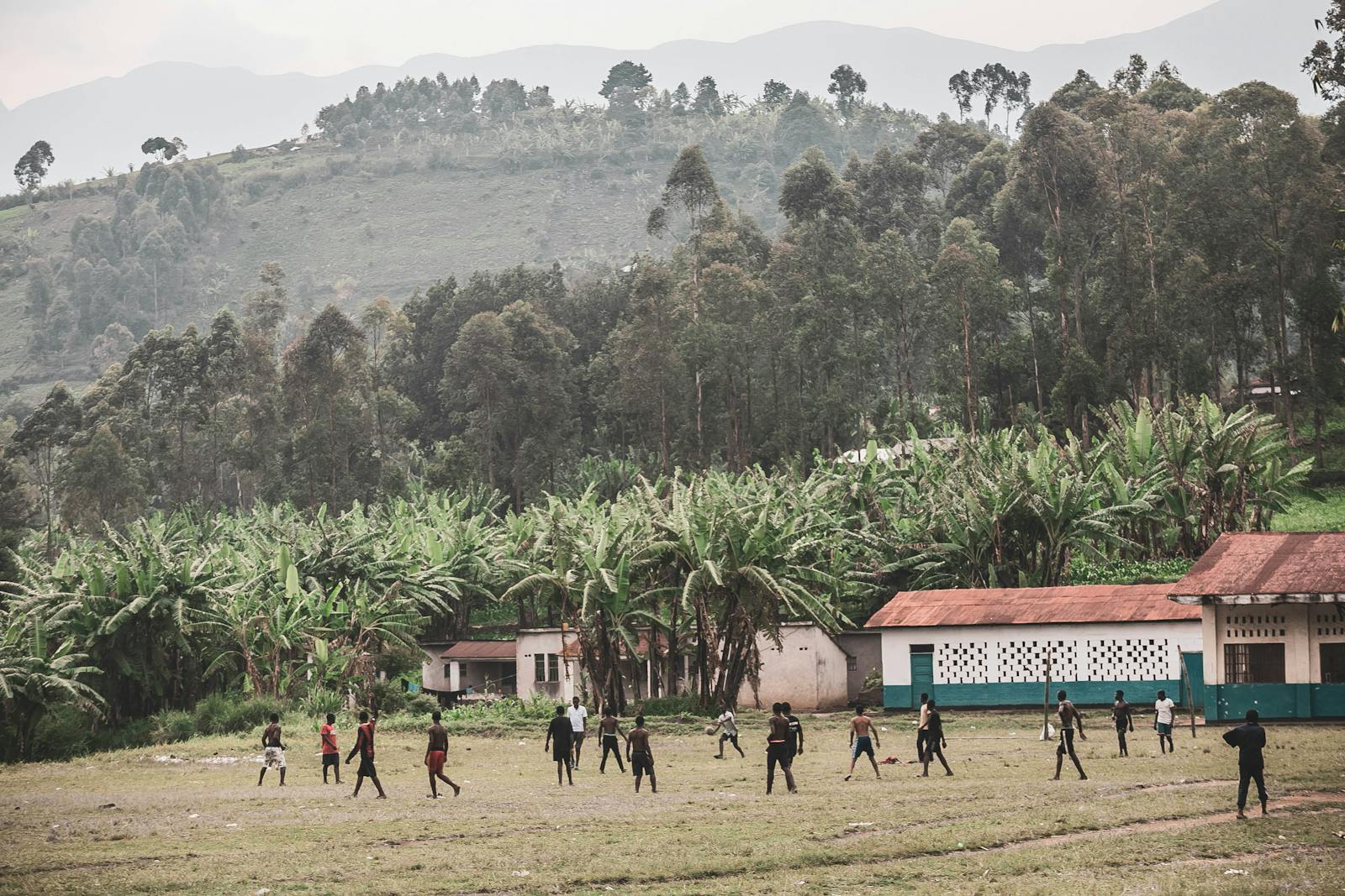 Barn leker på en bakke i Rwanda