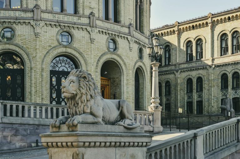 En løve står foran stortinget i Oslo