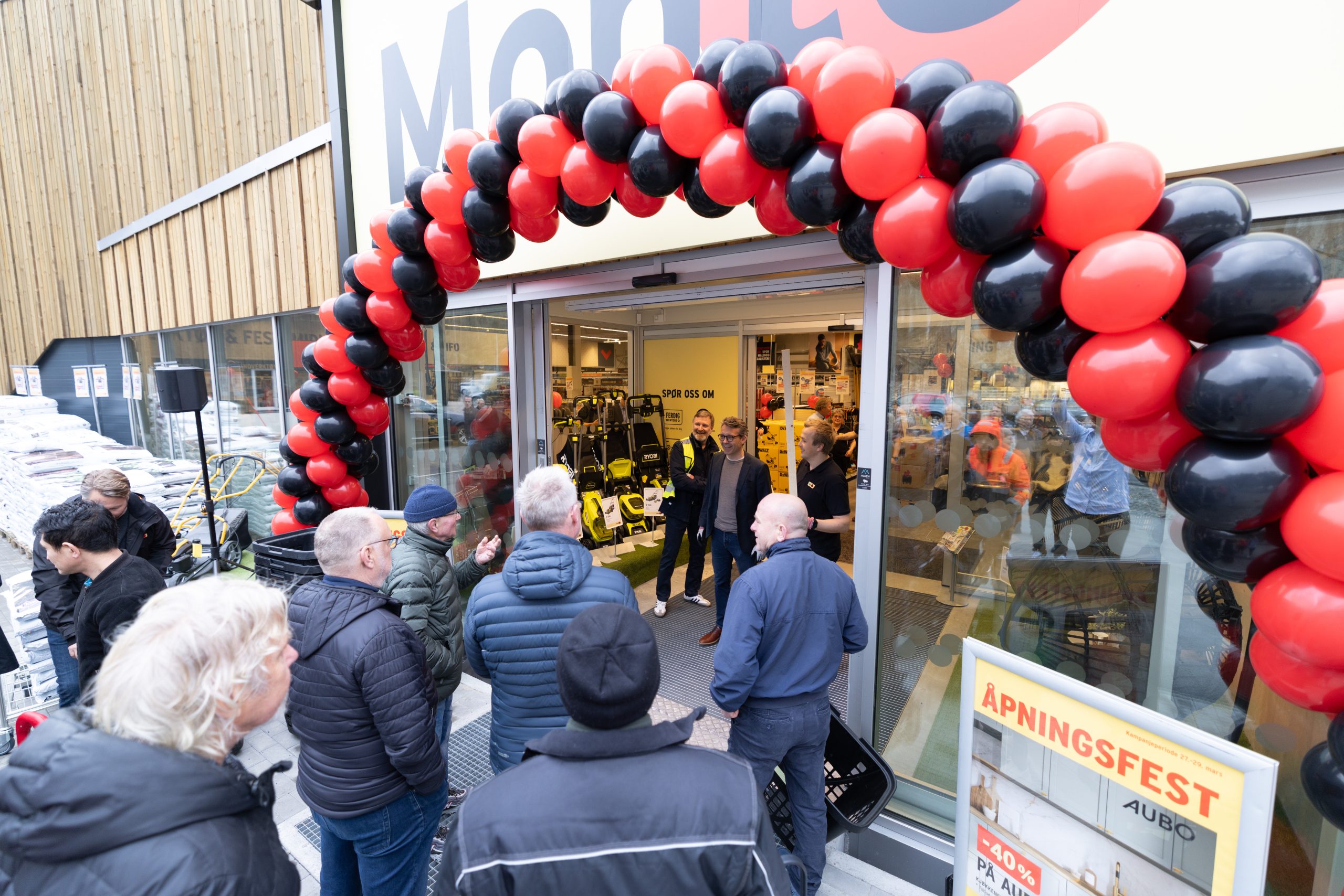 Mange folk møtte opp til åpning