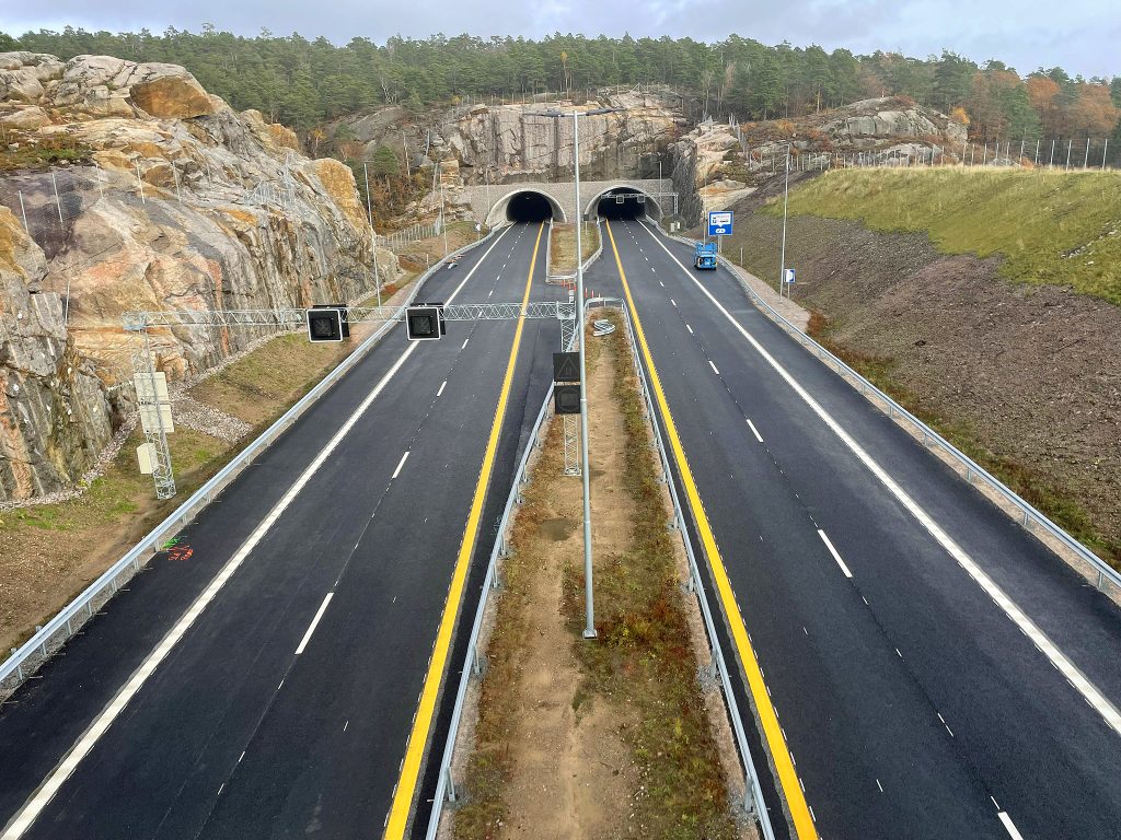 En vei som går inn til tunnelene